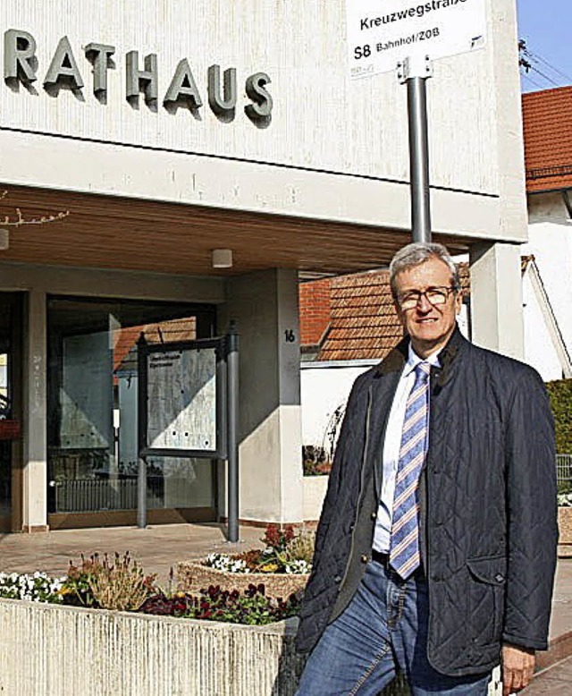 Kurt Augustin vor dem Elgersweirer Rathaus   | Foto: Walz