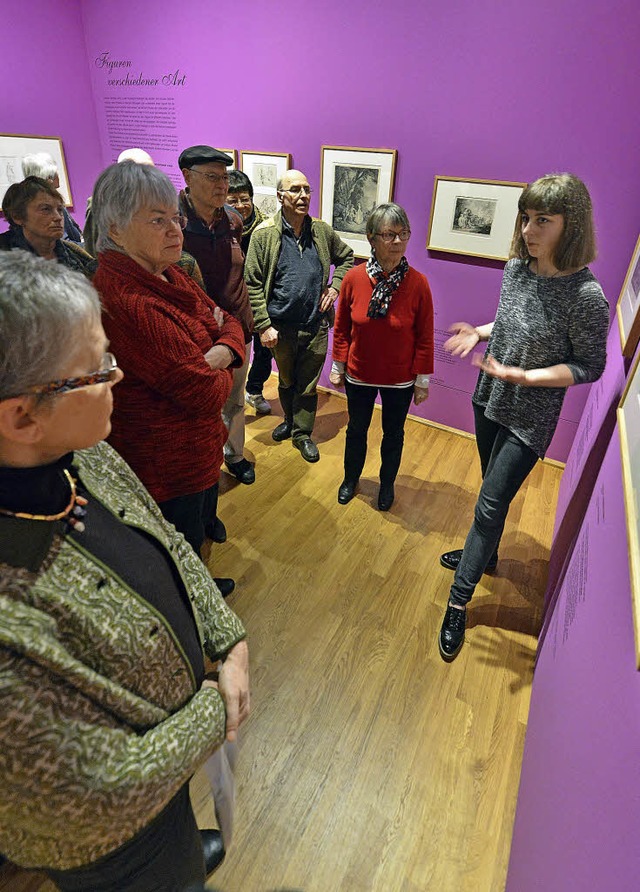 Kuratorin Hlene Iehl (rechts) fhrte die Gste vorab durch die Ausstellung.    | Foto: Michael Bamberger