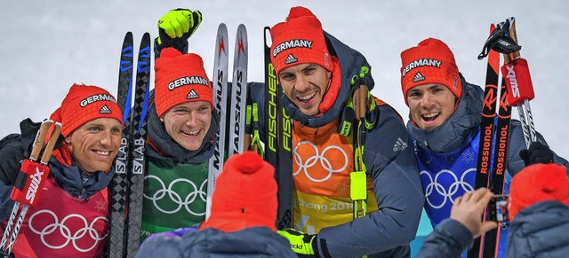 Erik Lesser, Benedikt Doll, Arnd Peiff...freuen sich  ber die Bronzemedaille.   | Foto: dpa/AFP