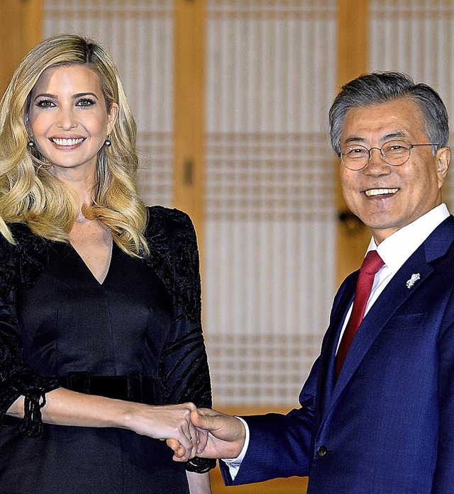 Da strahlt der Prsident: Moon Jae-in begrt Ivanka Trump in Seoul.      | Foto: afp