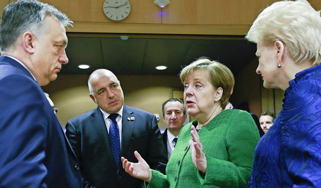 Bundeskanzlerin Angela Merkel  spricht...tsprsidentin von Litauen (von links).  | Foto: dpa