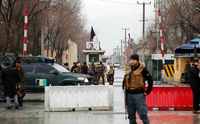 Sicherheitskrfte inspizieren den Ort eines Bombenanschlags in Kabul.  | Foto: dpa
