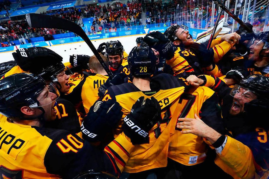 Grenzenloser Jubel bei der deutschen Eishockey-Nationalmannschaft nach dem Sieg über Kanada im Halbfinale der Olympischen Spiele. (Foto: dpa) Grenzenloser Jubel bei der deutschen Eishockey-Nationalmannschaft nach dem Sieg über Kanada im Halbfinale der Olympischen Spiele. (Foto: dpa)