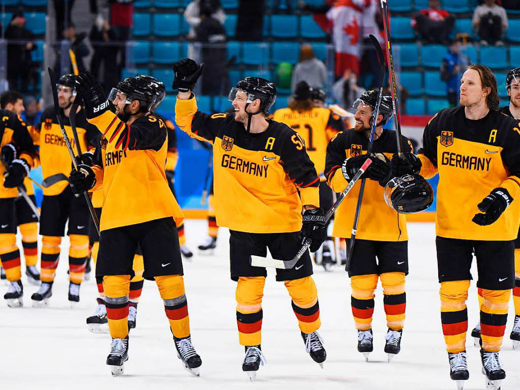 Grenzenloser Jubel bei der deutschen Eishockey-Nationalmannschaft nach dem Sieg ber Kanada im Halbfinale der Olympischen Spiele.