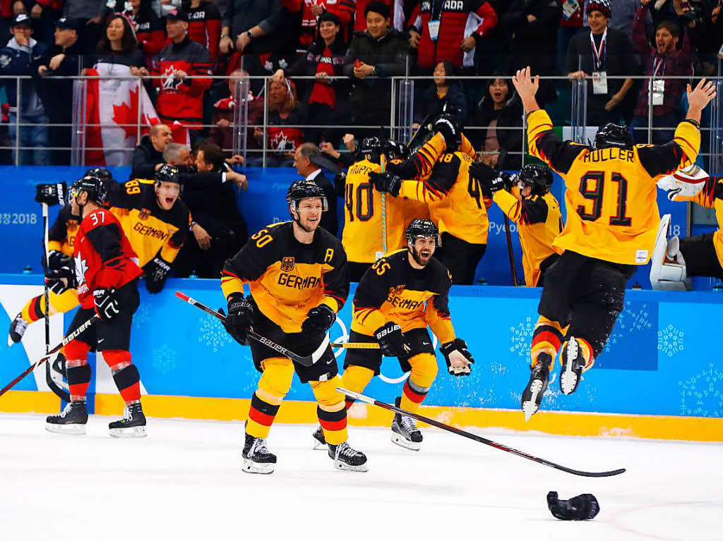 Grenzenloser Jubel bei der deutschen Eishockey-Nationalmannschaft nach dem Sieg ber Kanada im Halbfinale der Olympischen Spiele.