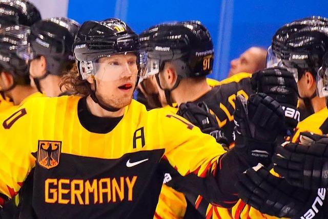 Eishockey-Spieler Ehrhoff trägt deutsche Fahne bei der Schlussfeier