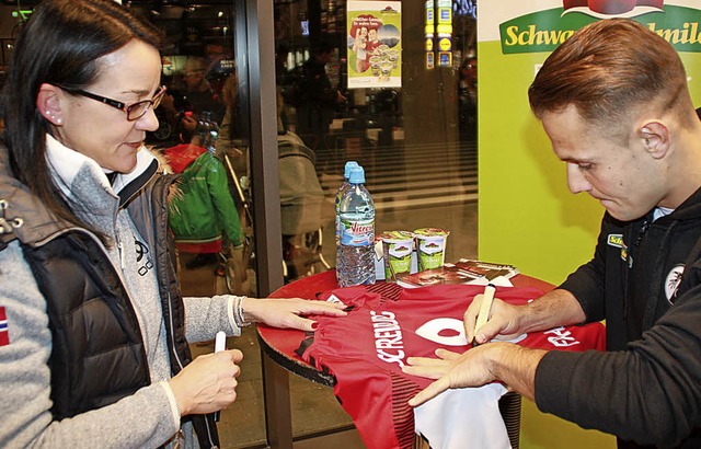 SC-Fuballprofi Amir Abrashi bei der Autogrammstunde in Bad Sckingen  | Foto:  Leutenecker