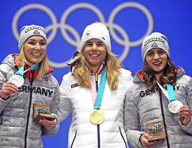 Silber, Gold und Bronze &#8211; (von l... Ester Ledecka und  Ramona Hofmeister   | Foto:  AFP