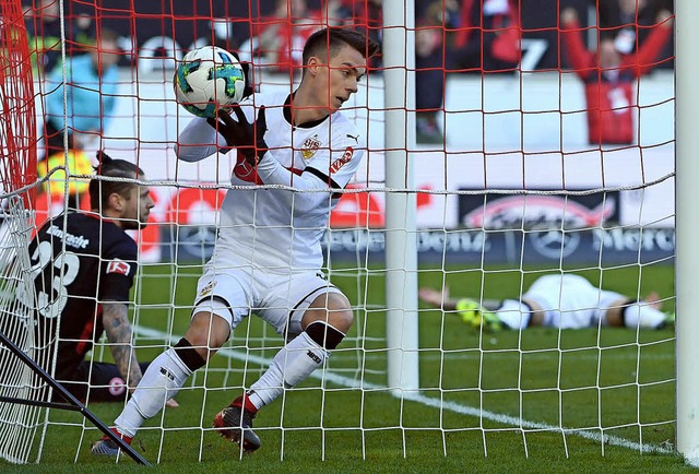 Erik Thommy holte nach seinem Treffer ... VfB den Ball sogar noch aus dem Tor.   | Foto:  dpa