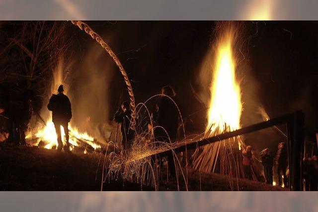 Scheibenfeuer lodern in den Abendhimmel