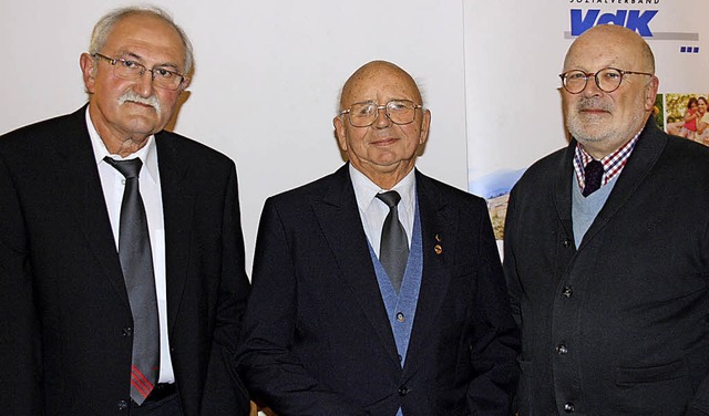Fr 50 Jahre Mitgliedschaft ehrten der...ts) den Ehrenvorsitzenden Fritz Rie.   | Foto: Christiane Franz