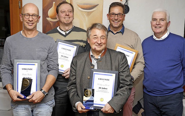 Die anwesenden  Geehrten des Tennis-Cl...z mit dem Vorsitzenden Waldemar Bowe.   | Foto: Christel Hlter-Hassler