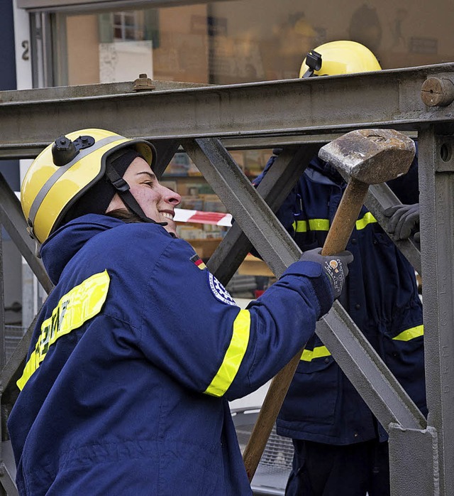 Frauenpower: THW-Helferin Fiona Mager ... Bolzen mit einem schweren Hammer ein.  | Foto: Volker Mnch