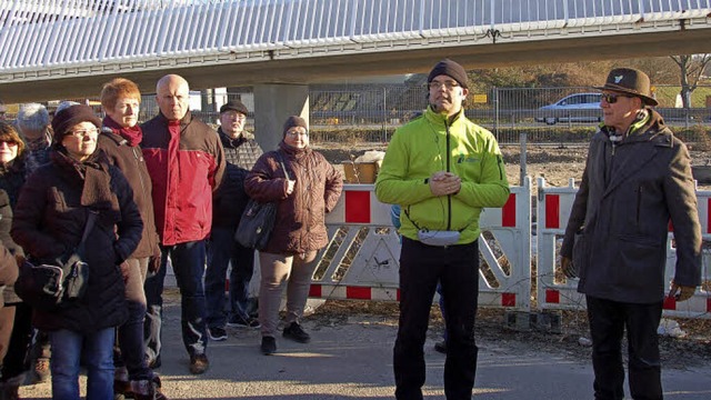 Tobias de Haen (Zweiter von rechts) informierte auch ber die Brckenbaustelle.   | Foto: Wolfgang Beck