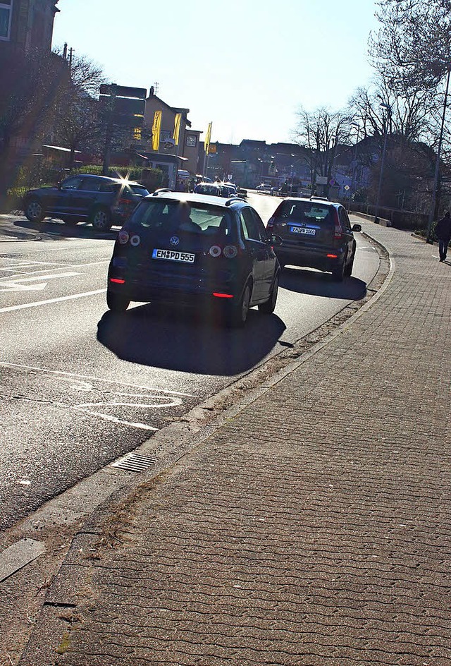 Die Freiburger Strae ist bis jetzt ei...en Streifen fr Radfahrer einrichten.   | Foto: Bernd Fackler