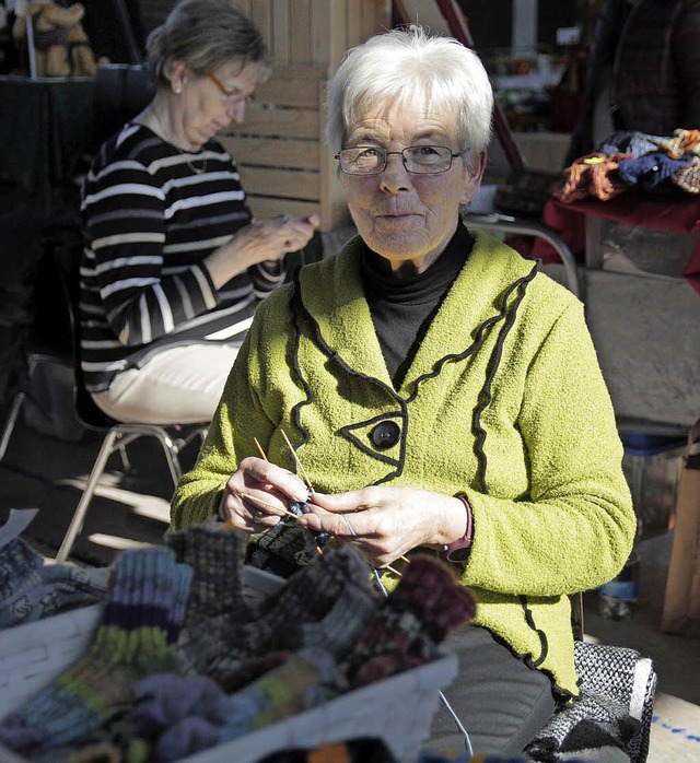 Gertrud Gradulewski strickt whrend der Ausstellung das nchste Paar Socken.   | Foto: Anna Uhlmann