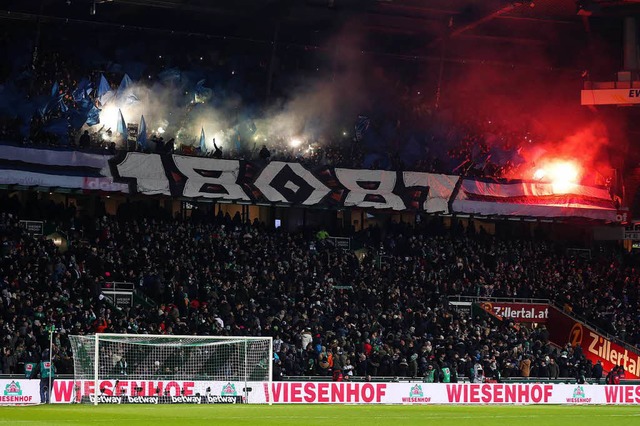 Im Hamburger Gsteblock im Weserstadions rauchte es gewaltig.  | Foto: dpa