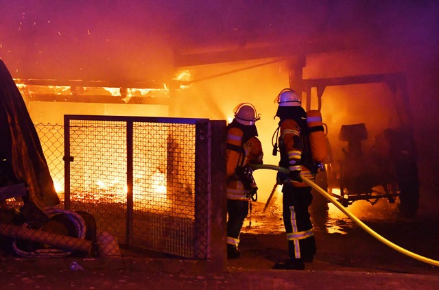 Feuer zerstört Schopf und Traktoren in Friesenheim | Foto: Wolfgang Künstle Feuer zerstört Schopf und Traktoren in Friesenheim | Foto: Wolfgang Künstle