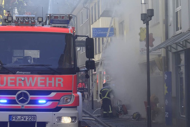Der Brand um kurz vor 12 Uhr verursach...chiffstrae nahe des Kartoffelmarktes.  | Foto: Ingo Schneider
