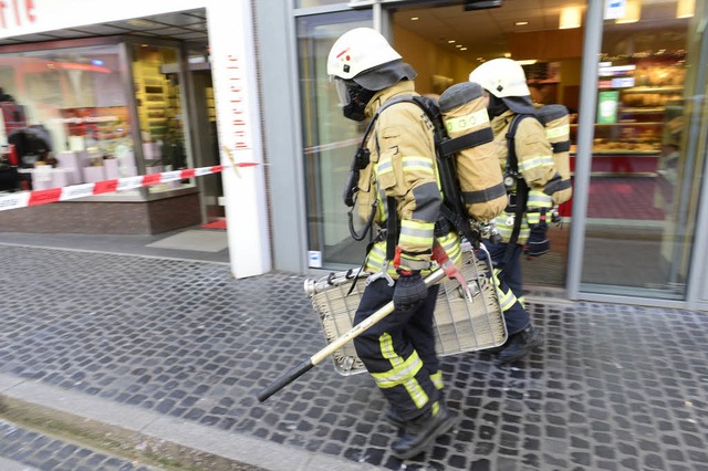 Die Feuerwehr im Einsatz, die Strae war abgesperrt.  | Foto: Ingo Schneider