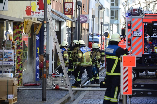 Berufs- und freiwillige Feuerwehrleute lschten den Brand.  | Foto: Ingo Schneider