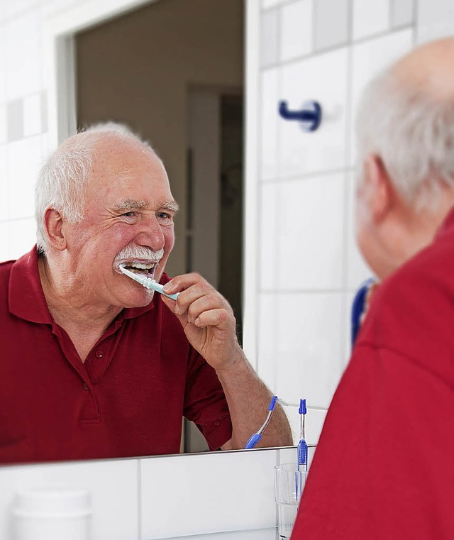 Vielleicht aufwendiger, aber allemal lohnenswert ist die Zahnpflege im Alter.   | Foto: Pro Dente