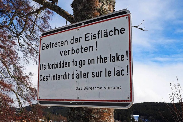 Schilder wie dieses warnen am Ufer des...sees davor, die Eisflche zu betreten.  | Foto: Susanne Gilg