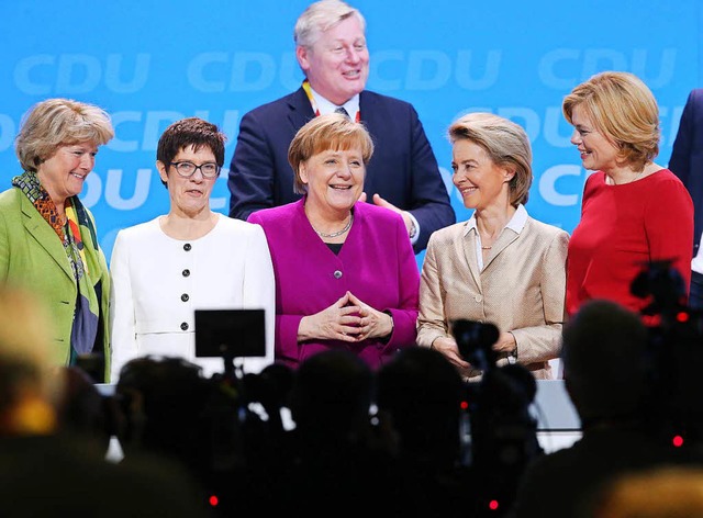 Bundeskanzlerin Angela Merkel (CDU) st...kner. Im Hintergrund Bernd Althusmann.  | Foto: dpa