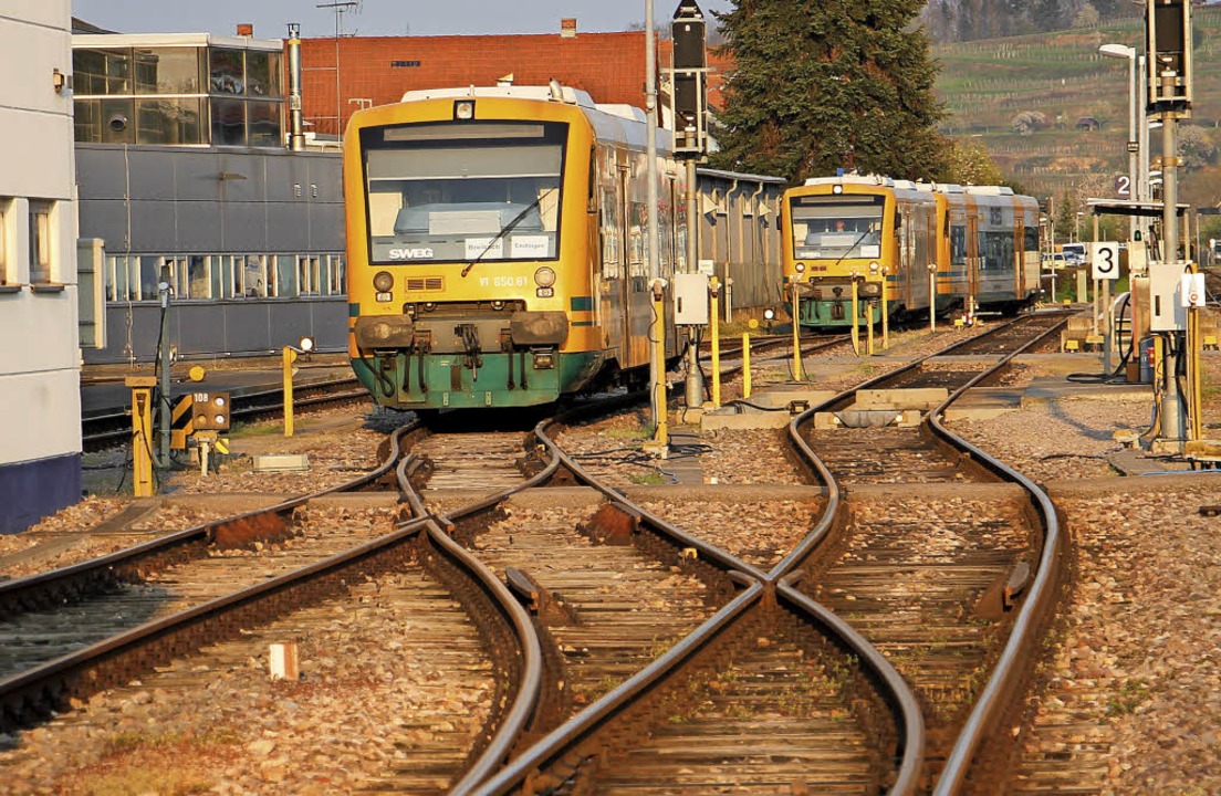 Dieseltriebwagen am Bahnhof Endingen: ... offiziellen Frderbescheid vom Land.   | Foto: Martin Wendel