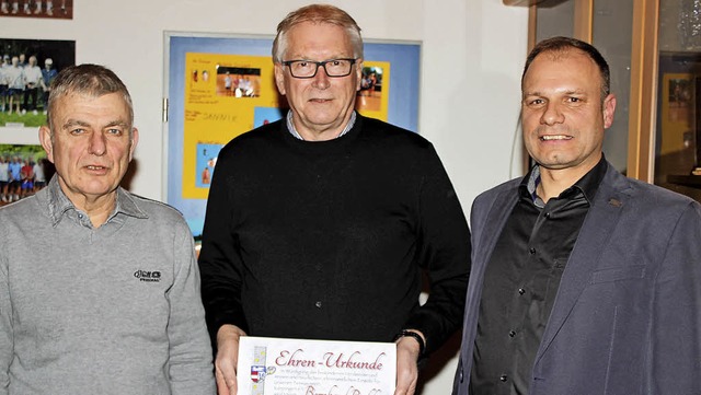 Der Tennisclub-Vorsitzende Harald Koch...rd Bhler und dem Geehrten Karl Saar.   | Foto: Werner Schnabl