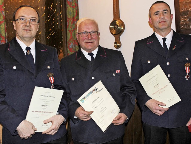 Ehrungen: Mit dem Feuerwehrehrenzeiche...ld Eckert (links) und Hubert Ketterer.  | Foto: Christa Maier