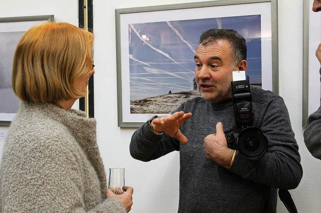 Antonio Pisacreta in angeregtem Gesprch mit einer Besucherin bei der Vernissage  | Foto: Erich Krieger