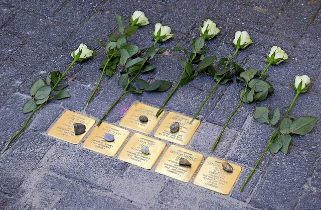 Sieben Stolpersteine in Gedenken an si...nnen und Sulzburger jdischen Glaubens  | Foto: Martin Pfefferle