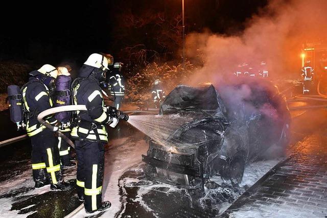 Vier Autos gehen an einem Wochenende in Mahlberg in Flammen auf