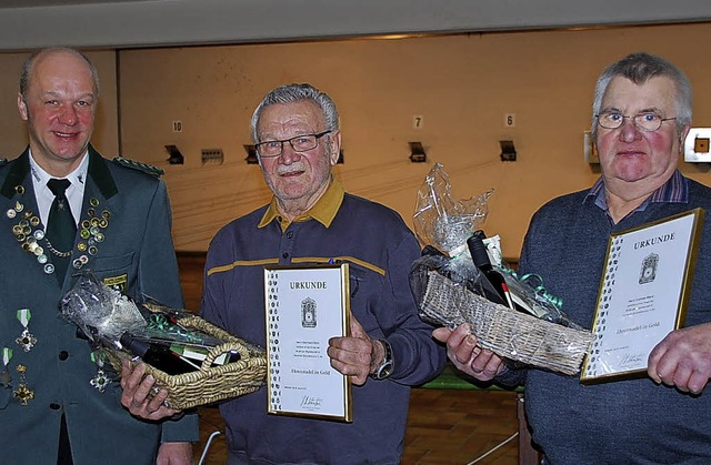 Dietmar Zehnle(links) ehrte Bernahrd S...Jahre Mitgliedschaft im Schtzenverein  | Foto: Walter Schmidt