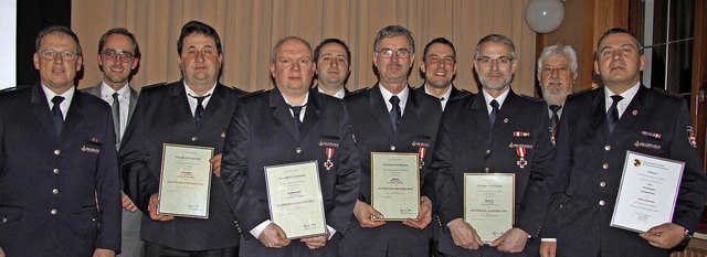 Kommandant Harald Vgtle (links) und B...hrten langjhrige Feuerwehrkameraden.   | Foto: Herbert Trogus