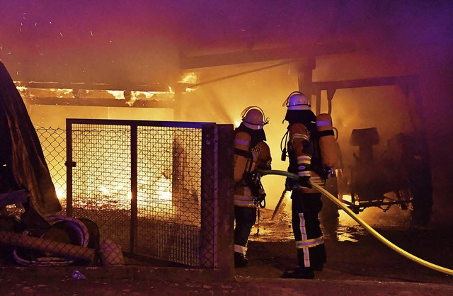 Die Feuerwehr verhinderte, dass der Br...uf das angrenzende Gebude bergriff.   | Foto: Wolfgang Knstle