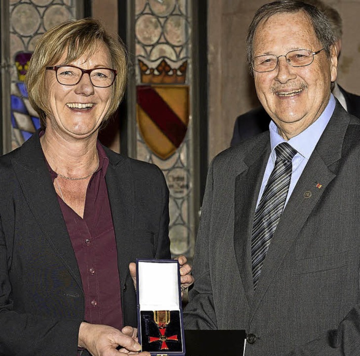 Ministerin Edith Sitzmann  berreicht Erich Birkle das Verdienstkreuz.   | Foto: Ingo Schneider