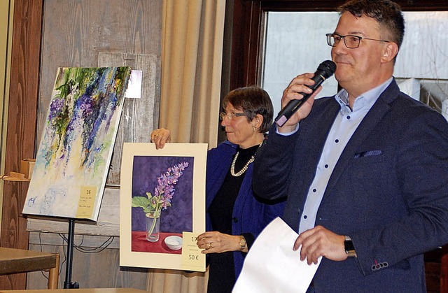 Eleonore Leiser und Harald Lipp prsentieren die Bilder bei der Versteigerung .   | Foto: Barbara Puppe