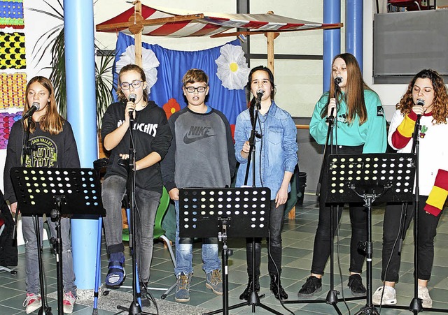 Die Schulband erffnete den Tag der of...iesentalschule mit fetzigen Rhythmen.   | Foto: Heiner Fabry