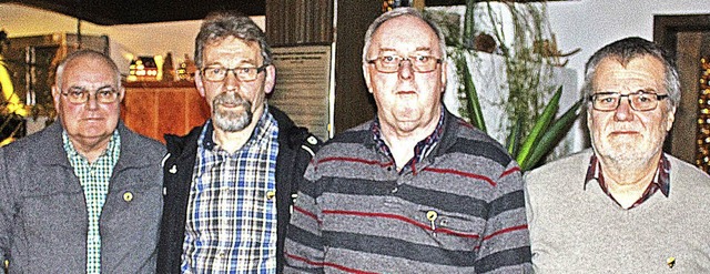 Eine Ehrennadel erhielten Norbert Stie...ermeister  Harald Lais (ganz rechts).   | Foto: martin klabund