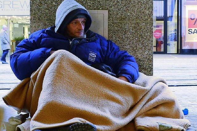 Obdachlose schlafen drauen, obwohl es freie Schlafpltze gibt