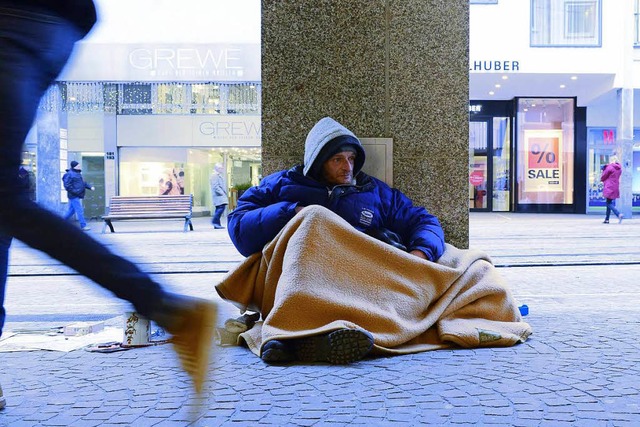 Ein Obdachloser sitzt in einer Fugngerzone.  | Foto: Ingo Schneider