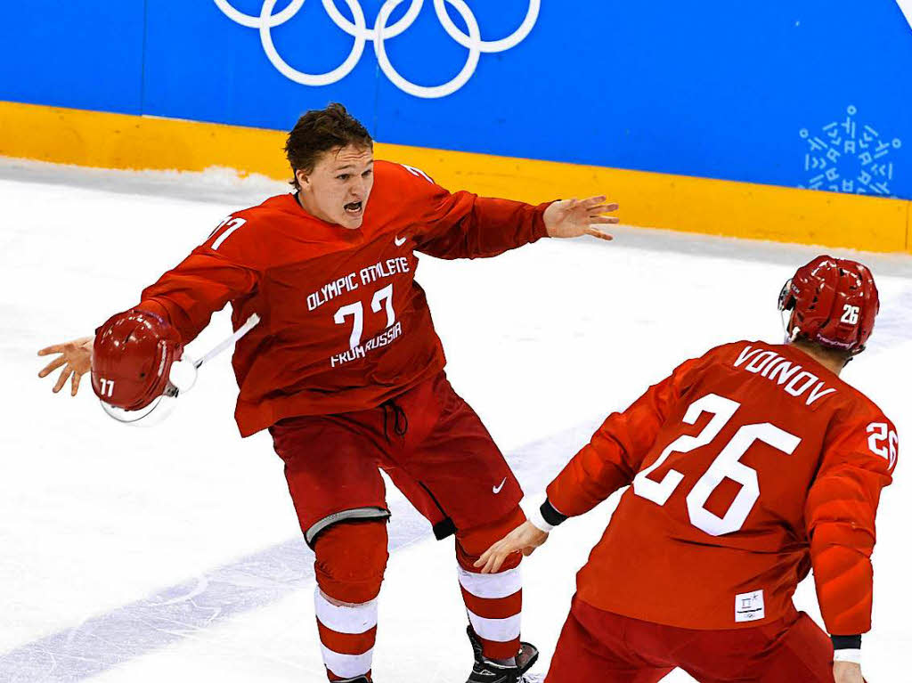 Kirill Kaprisow (l) und Wjatscheslaw Wojnow jubeln nach dem Sieg.