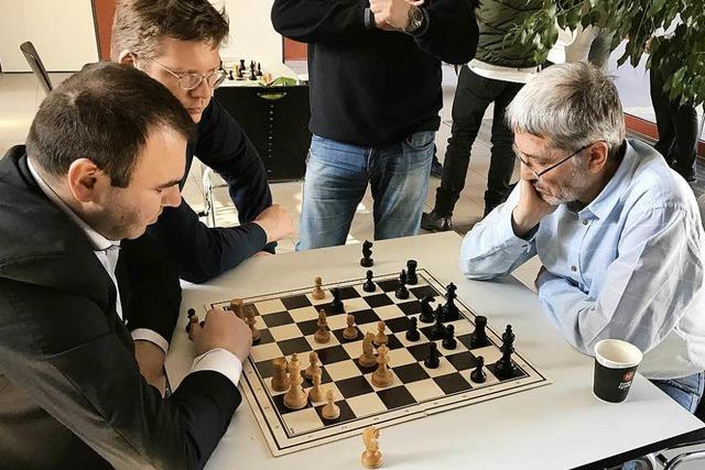 Schachspieler des SC Emmendingen werden im letzten Duell noch abgefangen