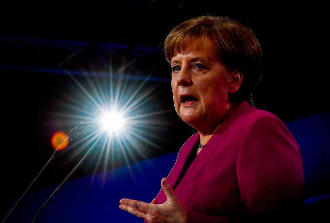Die Kanzlerin bei ihrer Rede   | Foto: dpa