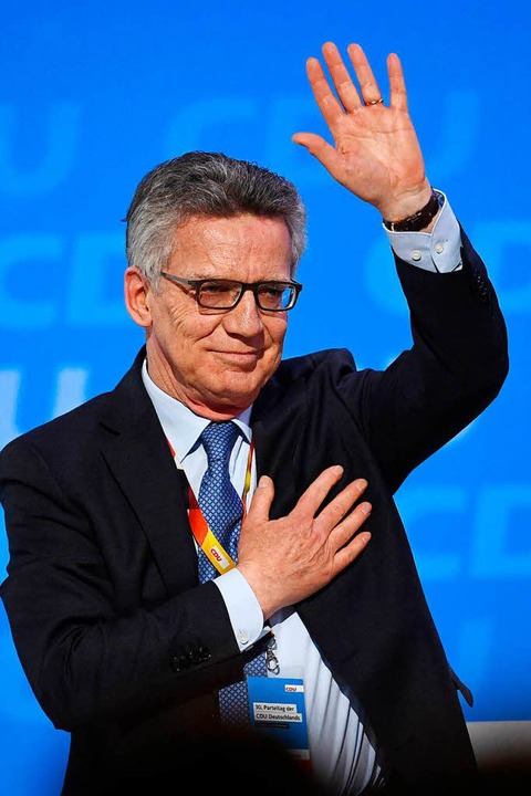 Nahm zum Abschied Ovationen entgegen: ...ende Innenminister Thomas de Maizire   | Foto: AFP