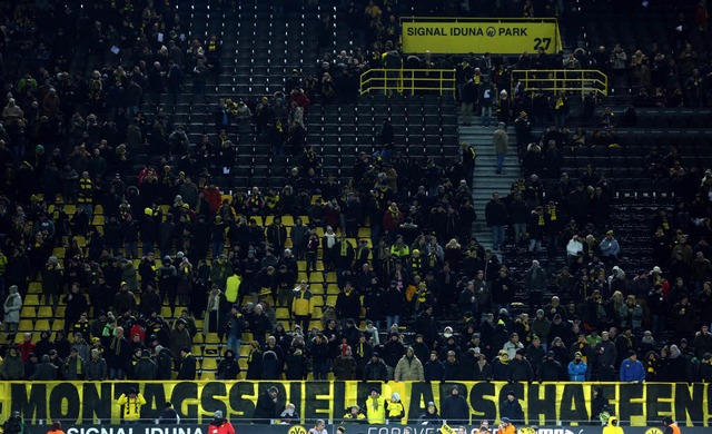 Protest beim Spiel Borussia Dortmund - FC Augsburg am 26. Februar  | Foto: dpa