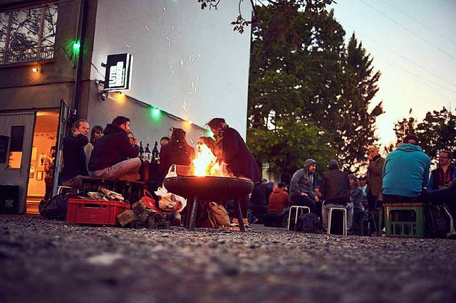 Solange es nicht regnet, wird in der Decker Garage am Wochenende gegrillt.  | Foto: Decker