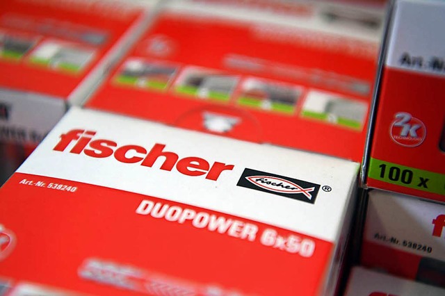 Bei der Unternehmensgruppe Fischer werden verpackte Duopower Dbel gezeigt.  | Foto: dpa